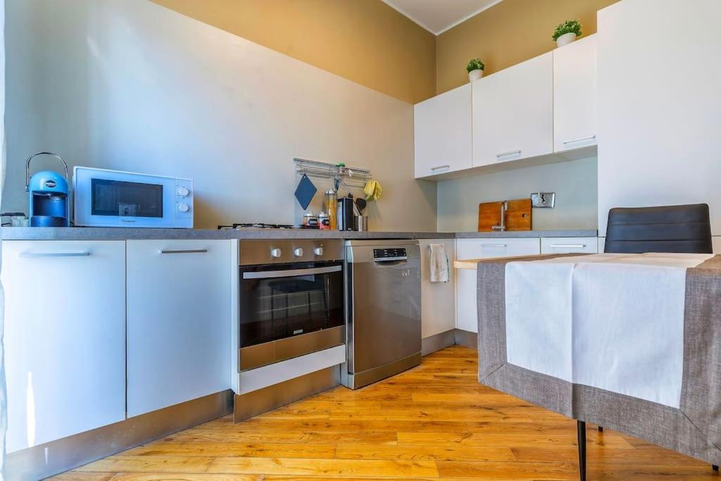 Sunny & Updated Flat With Panoramic View 50m From M4 Stop Apartamento